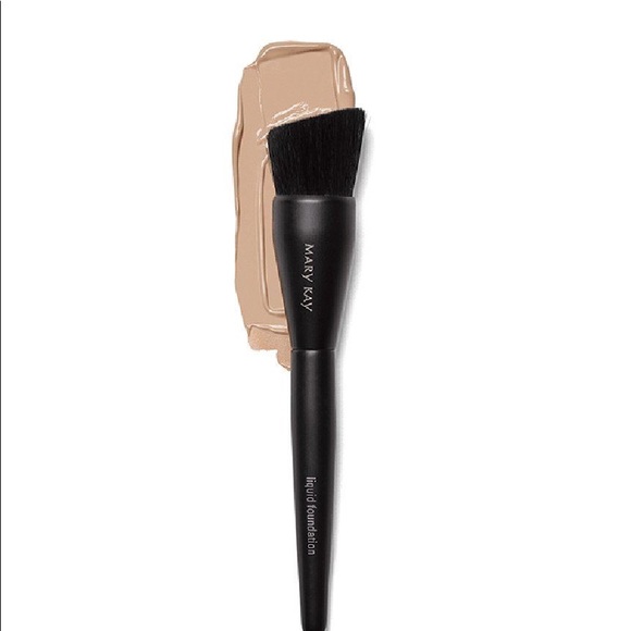 Liquid foundation brush - Picture 1 of 3